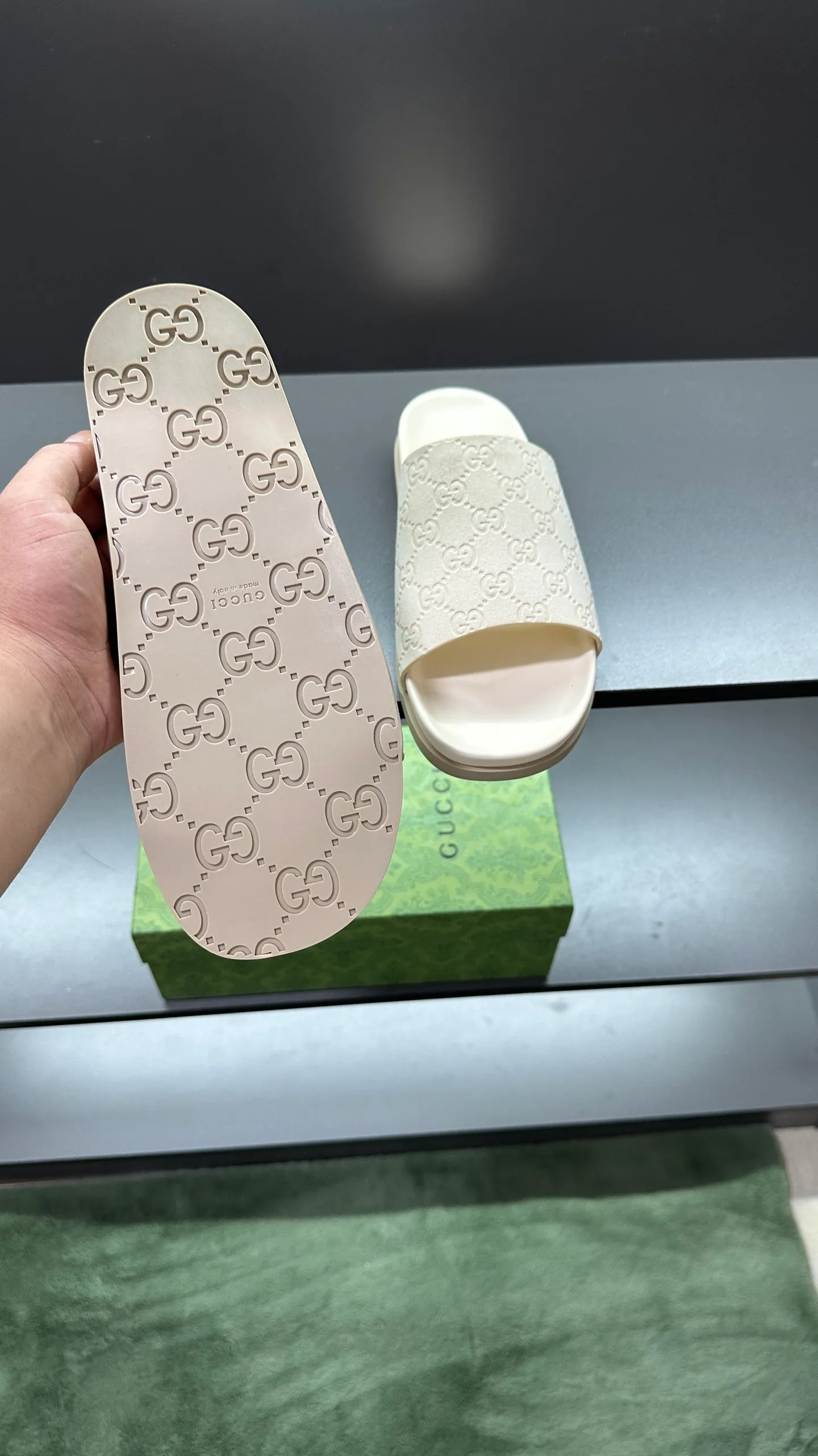 [G Home New Style] P: 300💰Men's size 39~45, (46. Customized) This slipper is made of GG polyester fiber and is decorated with a Gucci label on the front, which adds a striking logo feel to the style. "Gucci Made in Italy" stamped label Rubber sole Flat Made in Italy